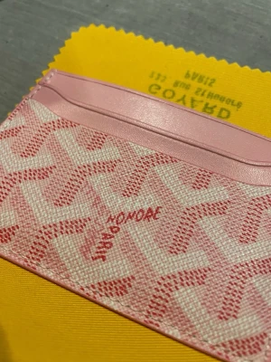  korthållare i rosa och blå - Två exklusiva korthållare, en i ljusrosa och en i ljusblå. det klassiska -mönstret och flera kortfack. Tillverkade i canvas med läderdetaljer och präglad logotyp. Perfekt för dig som vill ha något unikt och stilrent i fickan.