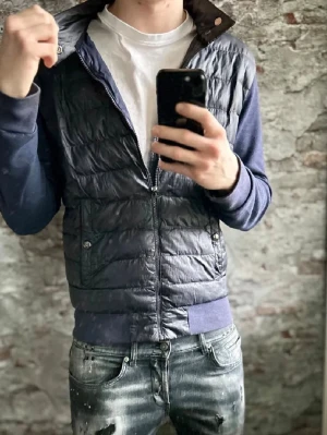 Ralph Lauren Cardigan  - Bra skick, litet slitage på axeln men syns ej vid användning. Storlek 48/S passar dig som är mellan 175-185cm ungefär. Nypris ca 4000kr. Modellen är 185cm 79kg. Skriv för mer information 🤝