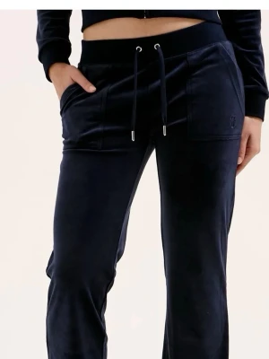 Mörkblå velourbyxor Juicy Couture - Mörkblå mjukisbyxor i velour från Juicy Couture med bakficka med knappar. Storlek xxs men passar också xs.