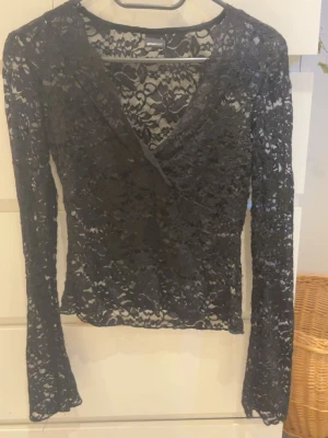 Spets topp - Svart topp i spets från Gina, storlek S, den är i fint skick men som alla spetstoppar sticker det ut några trådar!🥰