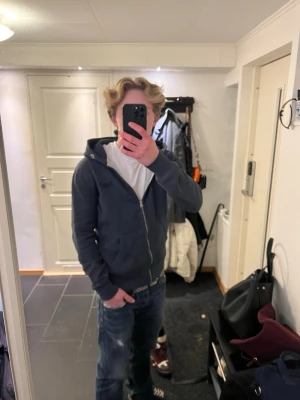 Superdry hoodie - Säljer en simpel men sjukt fet blå superdry hoodie med dragkedja🤙 Storlek XS | Fint skick | kontakta mig vid frågor och funderingar och kom gärna med prisförslag om du inte är nöjd med priset🙌🙌