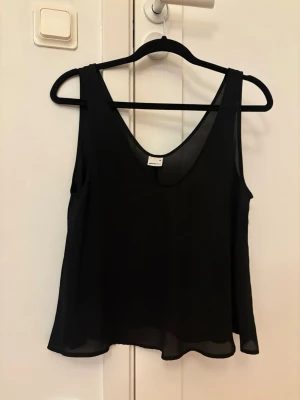 Svart  linnetopp  - Säljer en svart, luftig linnetopp från gina tricot. 