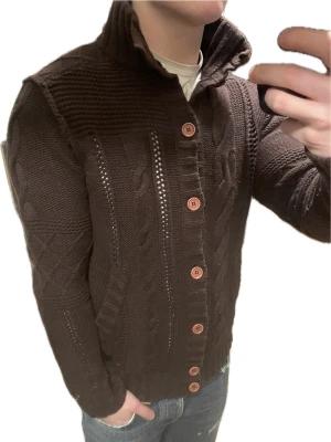 Brun stickad cardigan - Otroligt fet grå stickad cardigan med fint mönster. Passar perfekt till kallare väder. Modellen är 180cm, 75kg. Priset kan spåklart diskuteras!