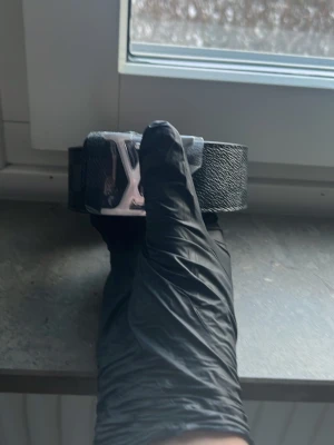 Svart bälte med silver logga - Säljer den svart bälte med silver logga. Har många olika modeller. SMS mig för mer information 