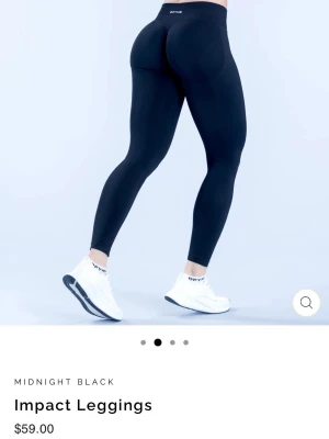 Svarta Impact leggings från DFYNE - Säljer ett par populära snygga svarta Impact leggings från DFYNE. De är perfekta för träning. De är inte använda💞💞