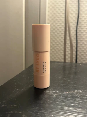 highlighter stick Lyko - Ett fint highlighter stick från Lyko. Färgen är ”Sandy Glow”. använd enstaka gånger. postar inom 1-2 dagar. pris går att diskutera vid snabb affär.