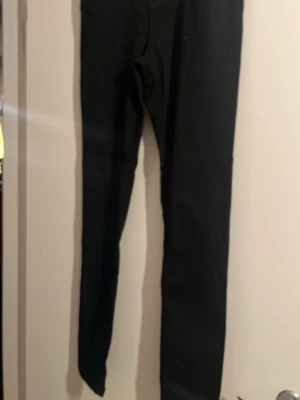 Svarta skinny jeans Noisy May - Säljer ett par svarta skinny jeans från Noisy May, modell Callie. De har hög midja och smal passform hela vägen ner. Perfekta till en cool och enkel look. Midjemått 28. Materialet är stretchigt för extra komfort.