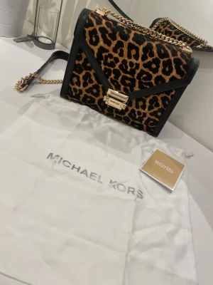 Leopardmönstrad handväska Michael Kors - Snygg handväska från Michael Kors med leopardmönster 🐆 Den är nästan som ny, endast använd en gång och väl omhändertagen. Skriv om ni vill ha fler bilder!