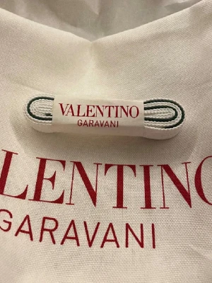 Valentino open  - Jag äger ett par Valentino Open-sneakers i den snygga färgen Navy Blue. Tyvärr har mina skosnören gått sönder, och jag letar nu efter ett par ersättningssnören som matchar skorna perfekt. Eftersom originalsnören från märket ofta är onödigt dyra, söker jag efter tips på var man kan hitta prisvärda alternativ. Jag letar efter snören som: • Håller rätt nyans av marinblått. • Har samma bredd och kvalitet som originalen. • Är betydligt billigare än att köpa direkt från butik. 