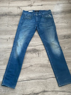 Blå slim replay jeans 31/30 - Säljer ett pr feta blå replay jeans. Dom e storlek 31/30, lite slitningar fram o baktill men röven är väldigt utdliten dock, dom funkar fortfarande som dom ska o de går inte att se igenom där bak🤗 öppen för frågor och prisförslag