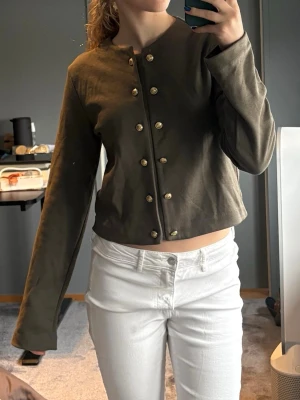 Långärmad tröja H&M - Snygg långärmad tröja i khaki från H&M, med guldknappar och utsvängda armar💕 Perfekt nu på vintern/våren🌼 Kommer från rökfritt och djurfritt hem! Se skicket på bilderna och skriv om man vill ha fler detaljer som tex mått eller fler bilder☺️