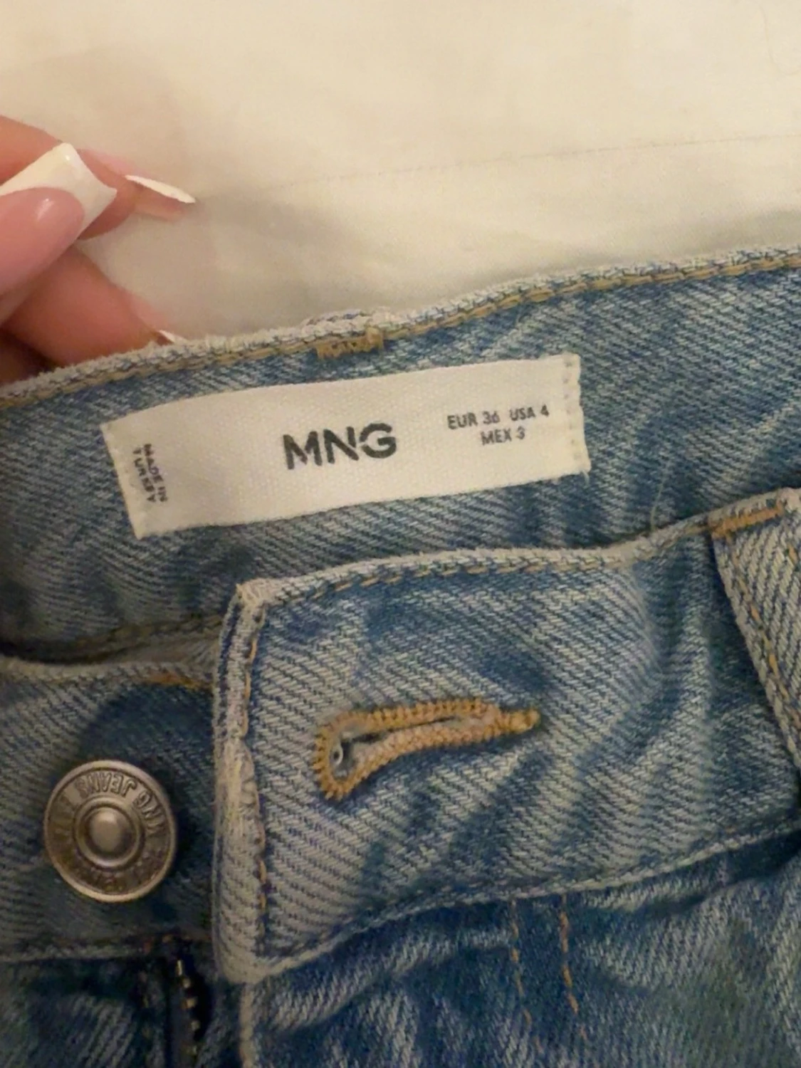 Ljusblåa vida jeans från mango  - 1