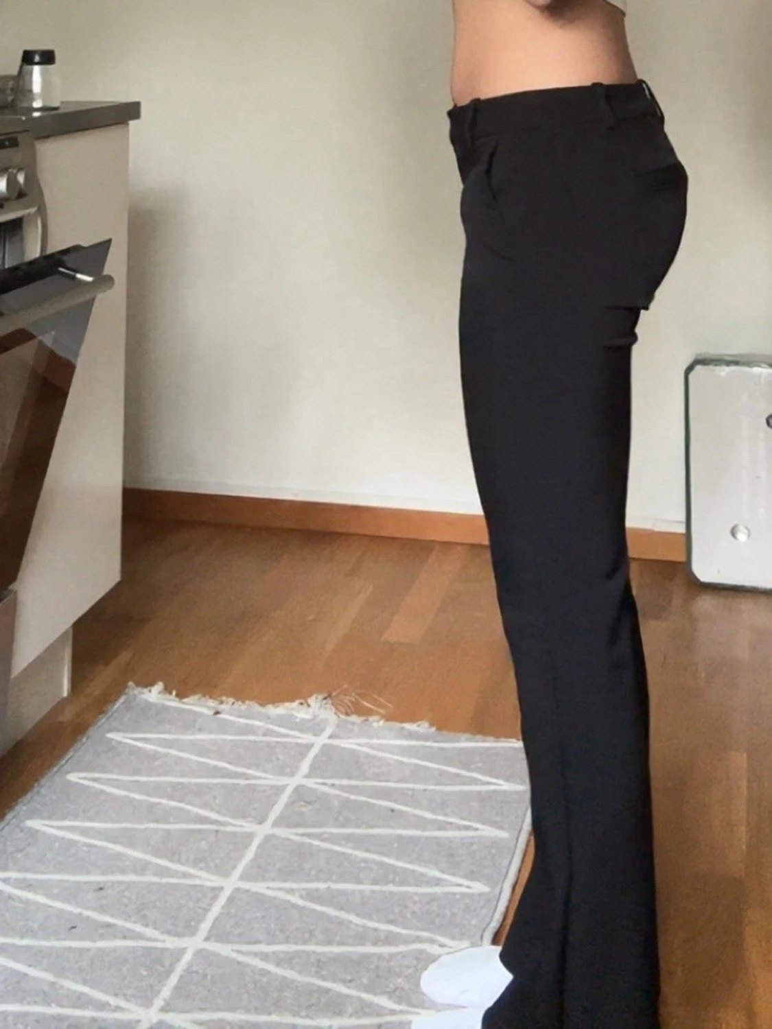 Svarta utsvängda kostymbyxor