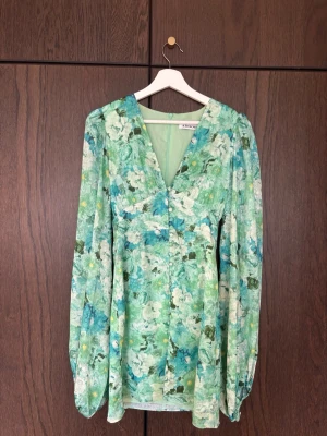 Adoore Positano dress  - Super fin adoore klänning som tyvärr är förliten, ej använd 💚 storlek 34 ! PRIS går att diskutera !