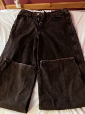 Bruna  jeans i storlek 170 - Säljer ett par bruna jeans med klassisk femficksmodell och hög midja. Bara testade 