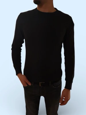 Svart stickad tröja från Pier One - En stilren svart stickad tröja från Pier One med rund halsringning och långa ärmar. Tröjan har en klassisk passform och ribbade muddar vid ärmslut och nederkant. Perfekt att matcha med jeans eller chinos för en clean look.