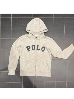 Polo zip hoodie - Snygg zip hoodie från Polo Ralph Lauren. Säljer pga för liten. Storlek S. Skriv vid minsta fundering. Kan gå ner i pris vid snabb affär. Mvh Larsen Closet🙌😀