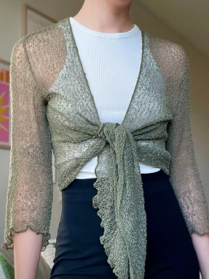 Mossgrön kofta - Supersöt kofta som knyts framtill, jättefin men kommer inte till användning längre. Skulle säga att den passar XS-L