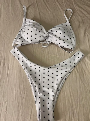 Pricking bikini - Säljer min vita bikini med svarta prickar. Säljer pga köpte fel storlek så den är ej använd bara testad💕