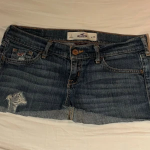 Hollister jeanskjol (blå) - Snygg jeans kjol till sommaren. Midjemått rakt över ca 37 cm, passar fler storlekar se därför måttet och gå efter de i första hand💕