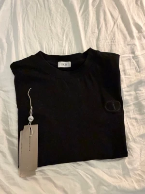 CD T-shirt  - Diọr T-shirt i svart perfekt för sommaren är i S passar även M 