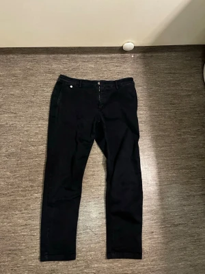 Klassisk Replay mörkblå byxor  - Säljer ett par morkblå Replay jeans med rak passform och klassisk femficksdesign. Jeansen har bälteshällor och stängs med dragkedja och knapp. Perfekta till en avslappnad stil och funkar året runt.