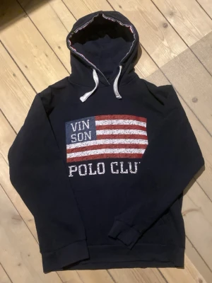 Polo club hoodie - Snygg polo club hoodie med amerikans flagga