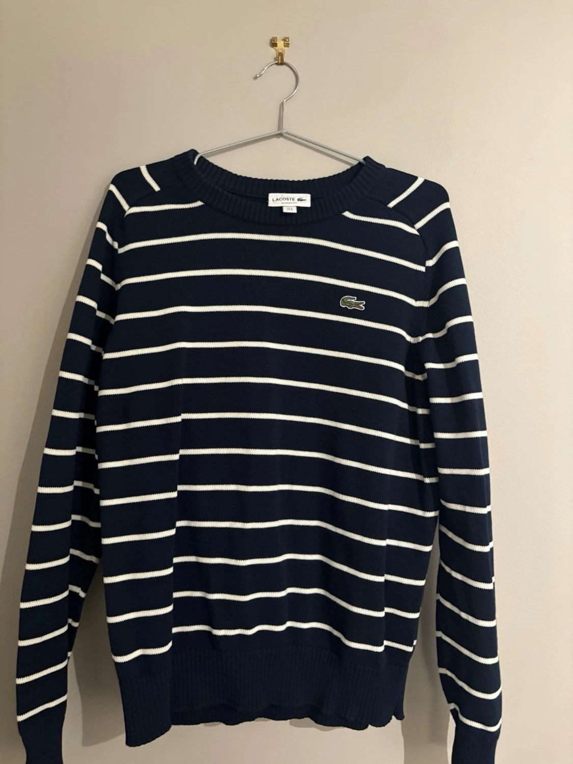 Marinblå randig tröja från Lacoste