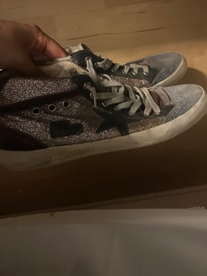 Golden goose midstar - Säljer mina super snygga golden goose midstar i jätte fint skick! Snålt använda då dom tyvärr är för stora❤️