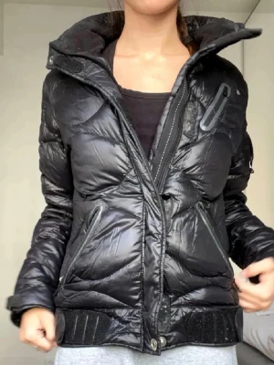 peak performance dunjacka  - lite sliten se bilder!!