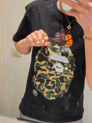 Svart BAPE t-shirt med camo-apa - Helt ny bathing ape Tshirt  Säljer då jag fick den i julklapp men aldrig kommit att använda🙏🏻 Storlek M Nypris 99€