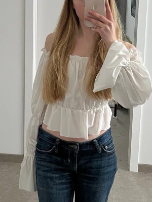 Vit offshoulder blus - Vit offshoulder blus med långa, vida ärmar. Bara använd en gång som jag köpt på vinted🩷