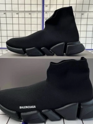 Balenciaga Speed Trainer svarta sneakers - Svarta Balenciaga Speed Trainer sneakers med stickad strumpdesign och chunky, geometrisk sula. Minimalistisk look med vit logga på sidan och ribbad kant upptill. Tillverkade i stretchigt textilmaterial för en tight och bekväm passform. Box ingår inte