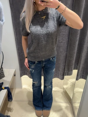 Lågmidjade jeans med hål - Säljer dessa supersnygga jeans från gina 14+, som nya🥰