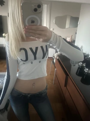 Topp  - Off shoulder topp från new yorker storlek xs. Använd 2 gånger!! Så nyskick 
