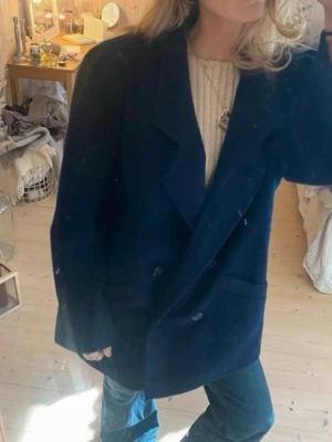 Marinblå kappa - SÅÅ snygg i ull