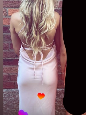Ljusrosa långklänning med öppen rygg - Säljer min ljusrosa balklänning från förra året. Endast använd en gång. Jag är 174 lång. Vid mer bilder på klänning eller passform skriv.