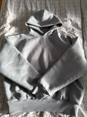 Perplex Grey Armor Hoodie - Den ikoniska Grey Armor Hoodie från Perplex. Den är helt ny och har aldrig används då den inte passade och jag glömde returnera den. (Tags är kvar). Det är på riktigt den skönaste hoodien någonsin, den är bekväm samt snygg med en perfekt passform som både e lite oversized men även lagom boxy. Hör av er om ni har några frågor eller bud! 