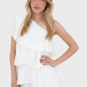 Vit one shoulder volangklänning - Superfin vit kortklänning med flera volanger och asymmetrisk one shoulder-design. Klänningen har en luftig passform och är perfekt för sommarens alla tillfällen. Materialet känns lätt och svalt mot huden. 