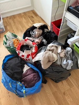 Säck med kläder - 60 olika plagg med kläder för endast 499kr (5kr per plagg) kontakta gärna mig vid fler frågor och funderingar. Enkelt att sälja vidare om man vill det eftersom jag säljer allt så billigt