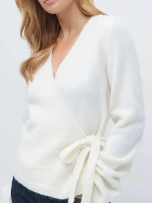 Vit omlottkofta från Gina Tricot -  vit omlottkofta från Gina Tricot i ullblandning. Koftan har långa ärmar, ribbade muddar och knyts i sidan med en bred rosett. 