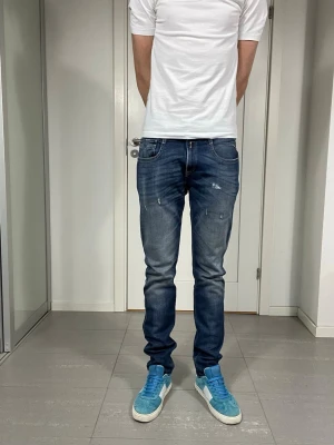 Replay Anbass Jeans  - Säljer nu dessa Replay Anbass Jeans med snygga slitningar o tvätt i populär design, W32 o L32, skriv för fler bilder/frågor🙌🏼
