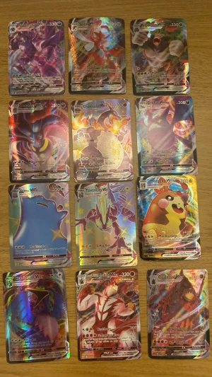 Pokémon VMAX och V specialkort, 12 st - Säljer ett set med 12 Pokémon VMAX och V specialkort med holografisk finish. Korten har färgstarka motiv av olika Pokémon och är officiella samlarkort från Pokémon Trading Card Game. Perfekt för samlare eller dig som vill boosta din lek.