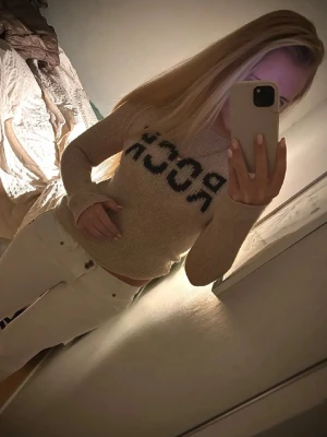 Zadig Voltaire beige stickad tröja med rock text! - Säljer en beige stickad tröja med svart text över bröstet. Tröjan har rund halsringning och långa ärmar. Perfekt för dig som gillar en enkel men trendig look.