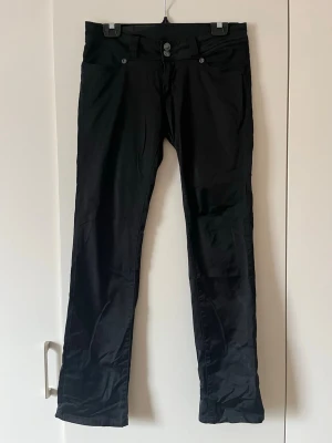 Svarta bootcut jeans! - Snygga lågmidjade jeans i ett något stretchigt material! Lite slitna (kan se på bilder) men kan lätt lagas!
