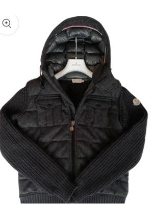 Moncler cardigan - Sällsynt tricot moncler cardigan som lanserades av moncler 2011-2012 i fåtal exemplar, små defekter köpt från trendsellers hemsida vilket är ett registrerat AB vilket betyder att jackan är (äkta)  storlek M