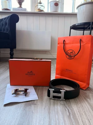 Svart bälte med H-spänne - Vid mer frågor är det bara att skriva den kommer även med kvitto. Pris kan diskuteras vid smidig affär!! Ett litet armband hänger med! OBS: de e lilla armbandet hänger inte med !!