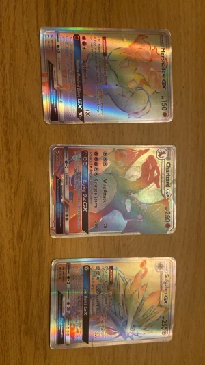 Pokémon GX holografiska samlarkort - Tre Pokémon GX samlarkort: Marshadow GX, Charizard GX och Solgaleo GX. Alla korten är holografiska och har färgstarka, skimrande motiv. Perfekta för dig som vill utöka din Pokémonkort-samling med unika och coola kort.
