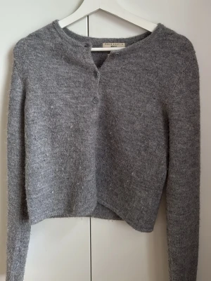Grå kofta från Gina  - Grå fin stickad kofta med knappar!❤️