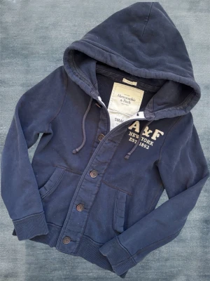 ABERCROMBIE & FITCH CARDIGAN - En extremt snygg vintage cardigan från en av kollektionerna hos Abercrombie & Fitch som inte produceras längre! Hör av dig vid frågor!